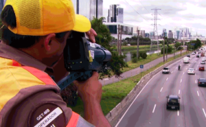 Radar pistola para multar veículos em alta velocidade, na Marginal Pinheiros (SP) / Foto: TV Globo/Reprodução 