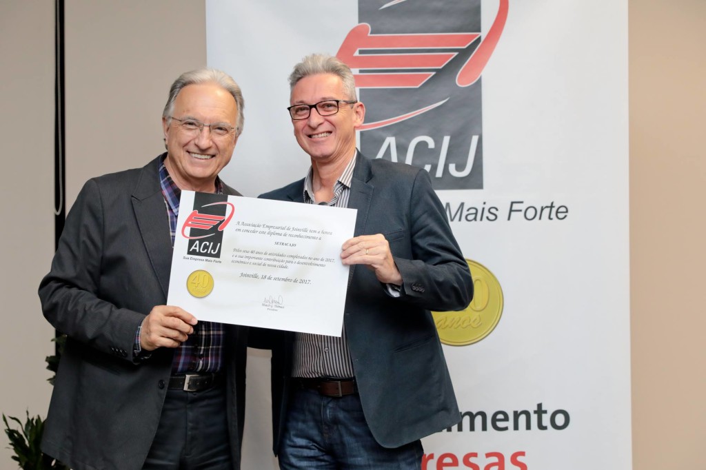 Vice-presidente do Setracajo, Paulo Zendron (à direita),  recebe certificado das mãos do vice-presidente da Acij, Moacir Bogo