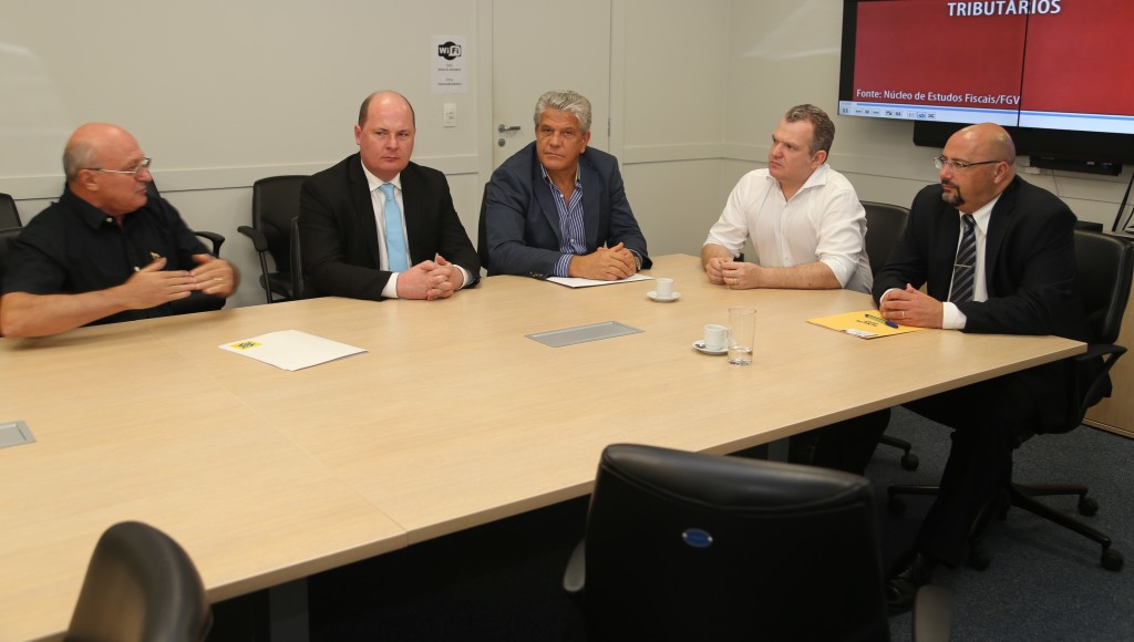 Da esquerda para a direita: Pedrinho Giacomin (presidente do Sindicato das empresas de Catanduvas), Alex Breier (diretor de Logística do Setracajo), Ari Rabaiolli (diretor de Patrimônio e Comunicação do Setracajo), Antonio Marcos Gavazzoni (secretário da Fazenda de SC), e Carlos Roberto Molim (diretor de Administração Tributária da Fazenda