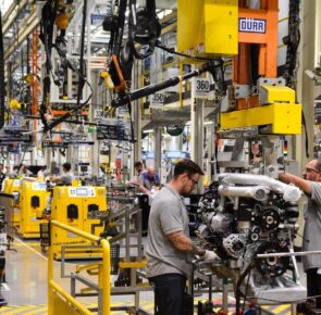 Mercedes-Benz do Brasil alcança o marco histórico de 35.000 motores exportados