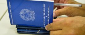 Brasil abre 180 mil vagas com carteira assinada em abril