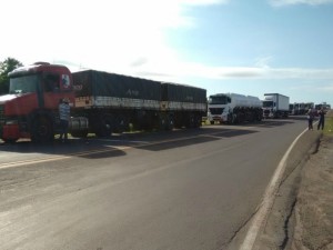 Caminhões parados na BR-163 (MS) para protestar contra baixo preço dos fretes (Foto: Marcos Ribeiro/TV Morena)